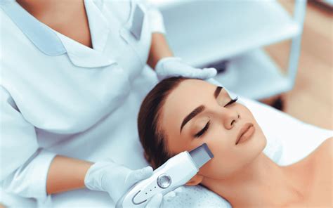 Estetista che esegue una pulizia del viso professionale