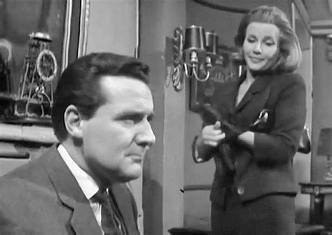 John Steed e Cathy Gale in una scena di Agente Speciale