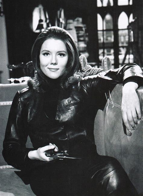Diana Rigg nei panni di Emma Peel con una tuta di pelle
