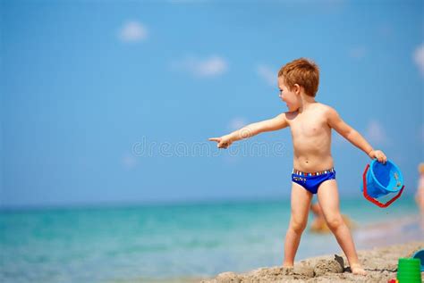Bambino che gioca sulla spiaggia con crema solare