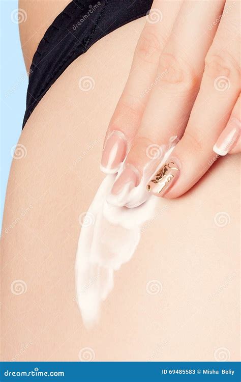 Donna che applica crema rassodante sulle gambe