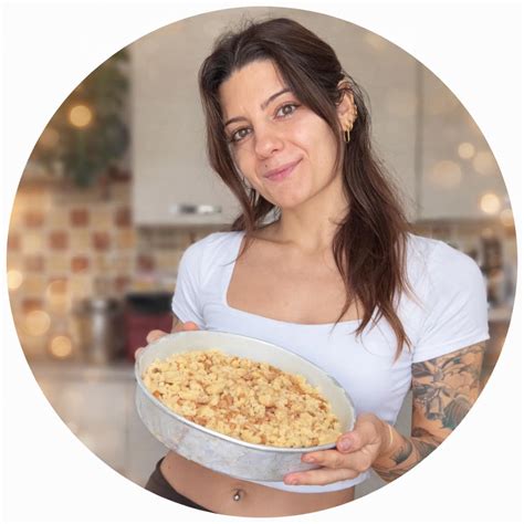 Donna che applica crema viso con movimenti dal basso verso l'alto