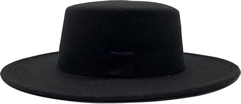 Uomo con cappello a tesa larga