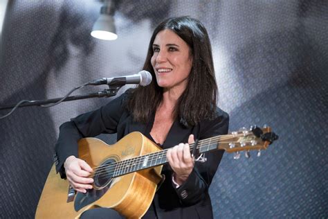 Paola Turci giovane con chitarra