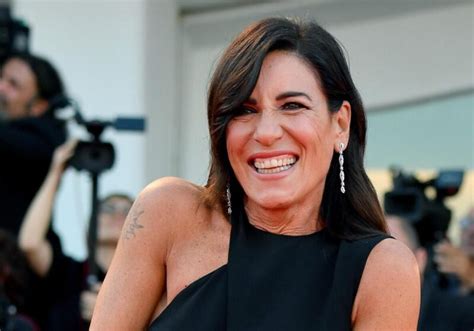 Paola Turci sorridente oggi