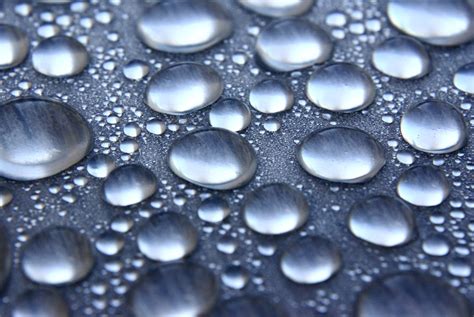 Primo piano di microfibra GLOV con gocce d'acqua
