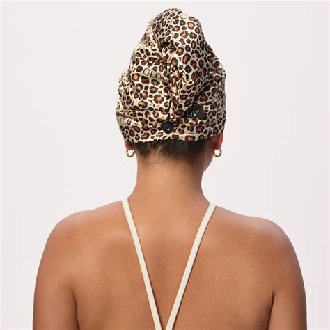 Donna con turbante GLOV Hair Wrap