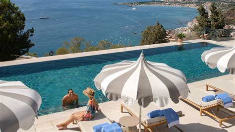 Piscina infinity di lusso con vista panoramica