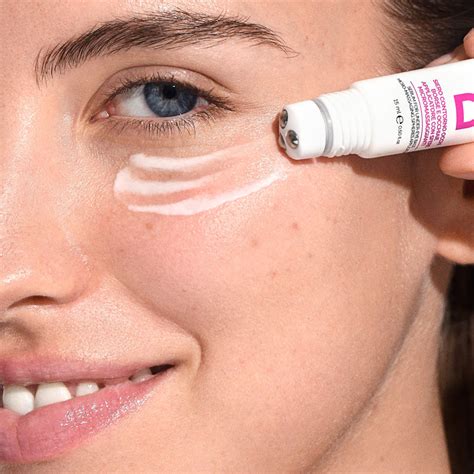 Contorno occhi idratato e rinfrescato dopo l'applicazione di una maschera