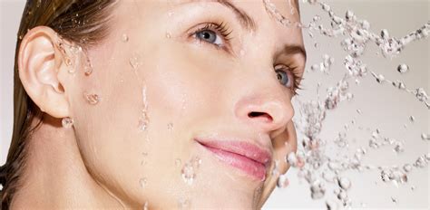 Persona che deterge delicatamente la pelle