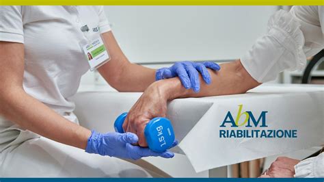 Persona che esegue esercizi di fisioterapia per le mani