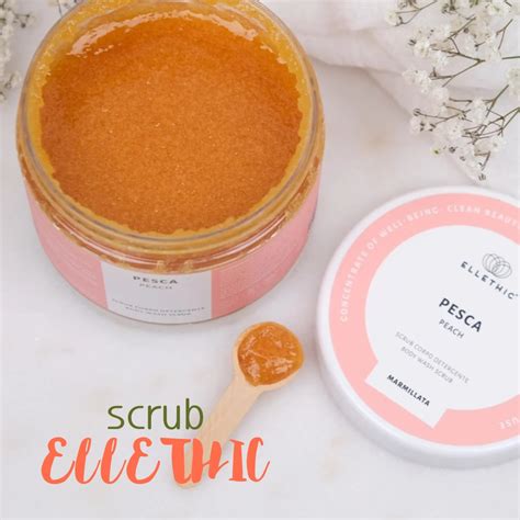 Primo piano di granuli esfolianti in uno scrub.