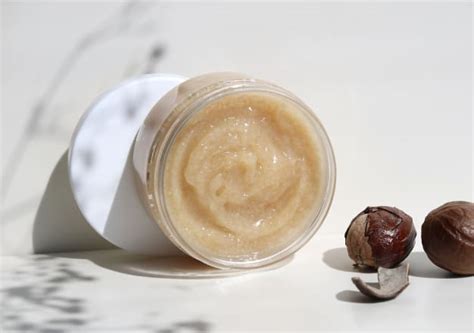 Immagine di una texture cremosa di un gommage con particelle fini.