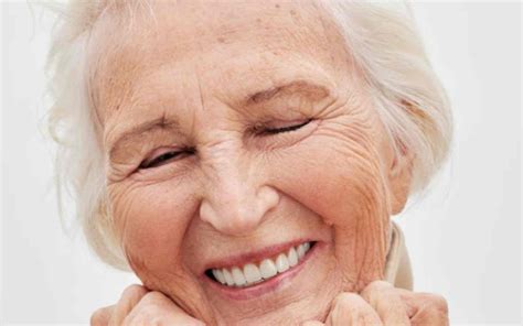 Illustrazione di una pelle con rughe che si levigano dopo un trattamento anti-età.