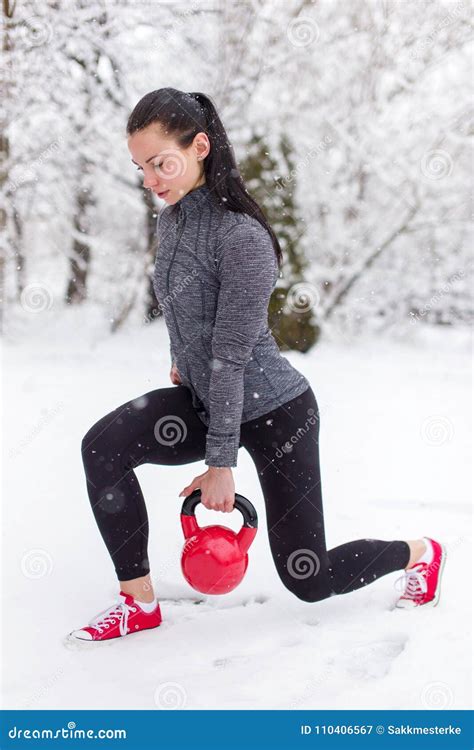 Donna che esegue un affondo con kettlebell