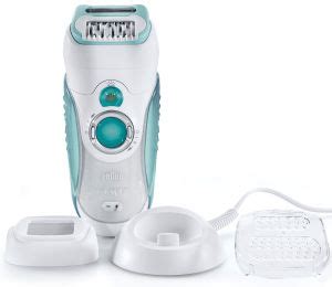 Epilatore elettrico in azione su una gamba