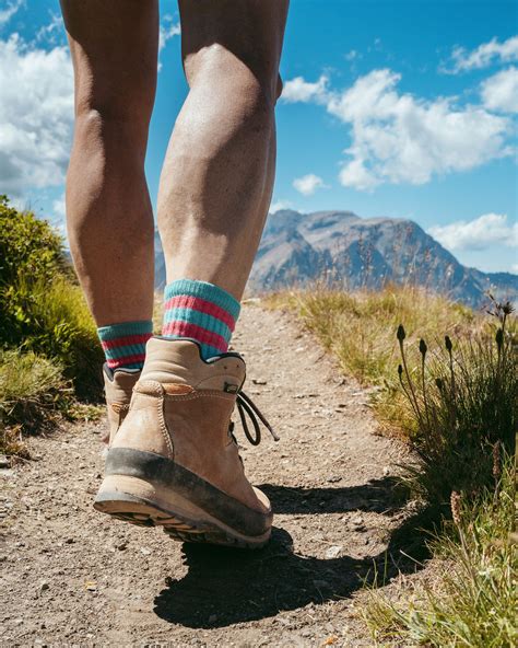 Persona che cammina in un bosco con abiti lunghi e cappello