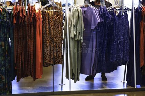 Donna che sceglie un vestito Vero Moda