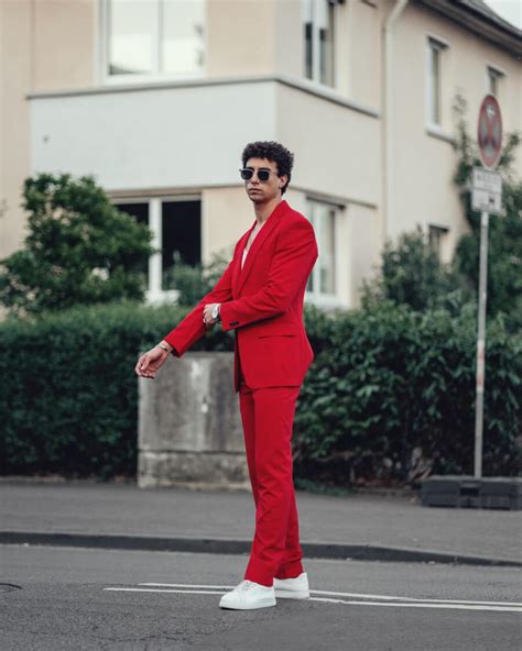 Immagine di un clone con indosso una tuta rossa e impugnando delle forbici dorate