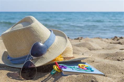 Famiglia con cappelli e occhiali da sole in spiaggia