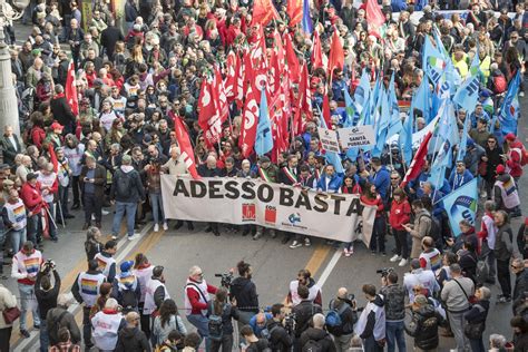 Immagine storica che rappresenta le prime negoziazioni sindacali in Italia