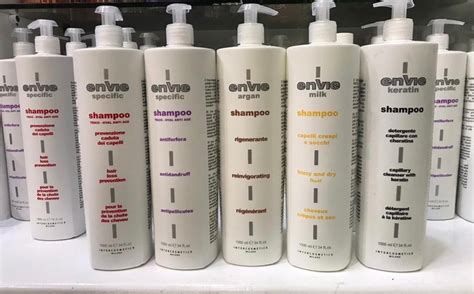 Immagine di diversi tipi di shampoo antifungini e antiforfora.