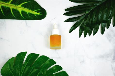 Flacone di Bio-Oil con ingredienti naturali sullo sfondo