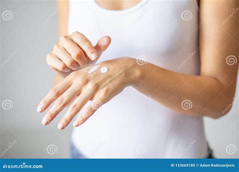 Donna che applica crema snellente su coscia