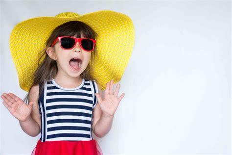 Bambini che indossano occhiali da sole e cappelli