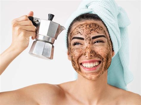 donna che applica maschera al caffè sul viso