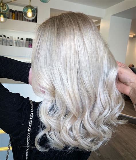 Donna con capelli biondo platino