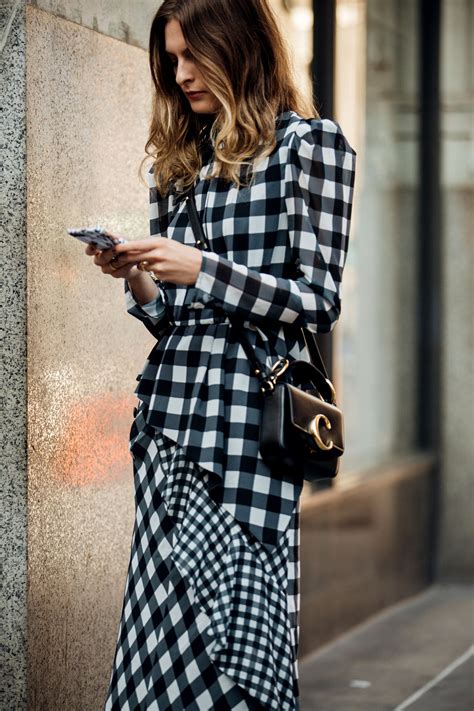 Street style con abito Vichy