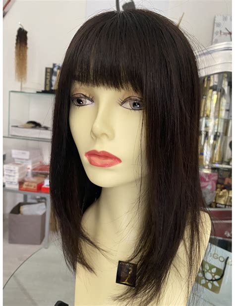 Immagine di una parrucca Farcaphair con un'acconciatura naturale