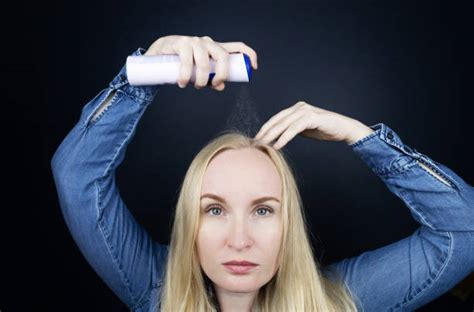 Ragazza che usa shampoo secco sui capelli