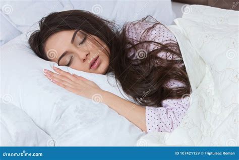 Donna che dorme con applicazione di crema corpo