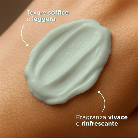 Texture di latte corpo che si assorbe sulla pelle