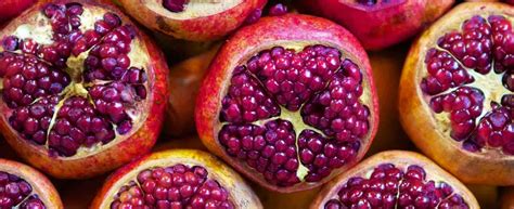 Dettaglio di un melograno maturo con gocce d'acqua