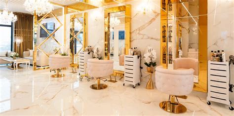 Un salone di parrucchiere pulito e ordinato con accessori professionali visibili