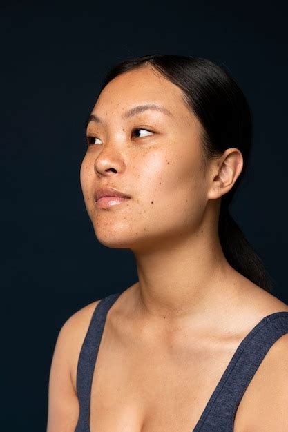 Giovane donna con pelle luminosa