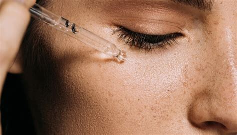 Applicazione siero viso