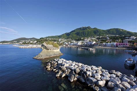 Panorama dell'isola d'Ischia con le sue terme