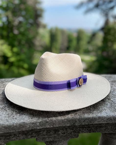 persona che indossa un cappello a tesa larga