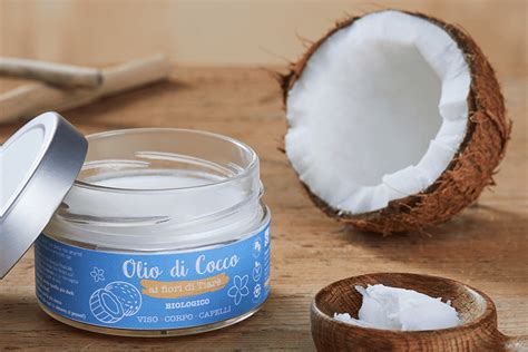 Ingredienti naturali come aloe vera e olio di cocco