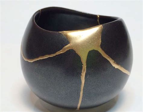 Un vaso di ceramica rotto riparato con linee dorate