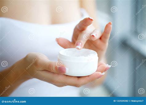 mani che applicano crema lenitiva su pelle irritata