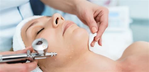 Illustrazione del processo di ossigenoterapia viso con getto ad alta pressione