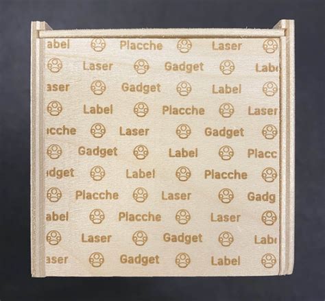 Esempi di materiali lavorati da un laser CO2: legno inciso, acrilico tagliato, pelle marcata