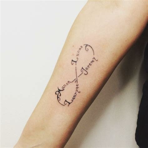 Un tatuaggio sul braccio con scritto 