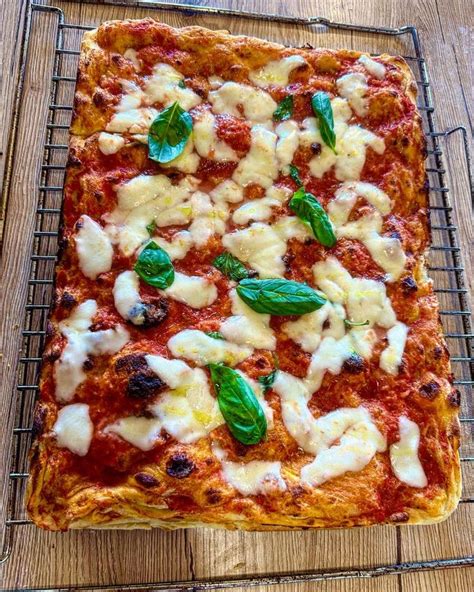 Pizza alta in teglia cotta