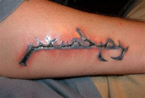 Primo piano di un tatuaggio fresco in fase di guarigione